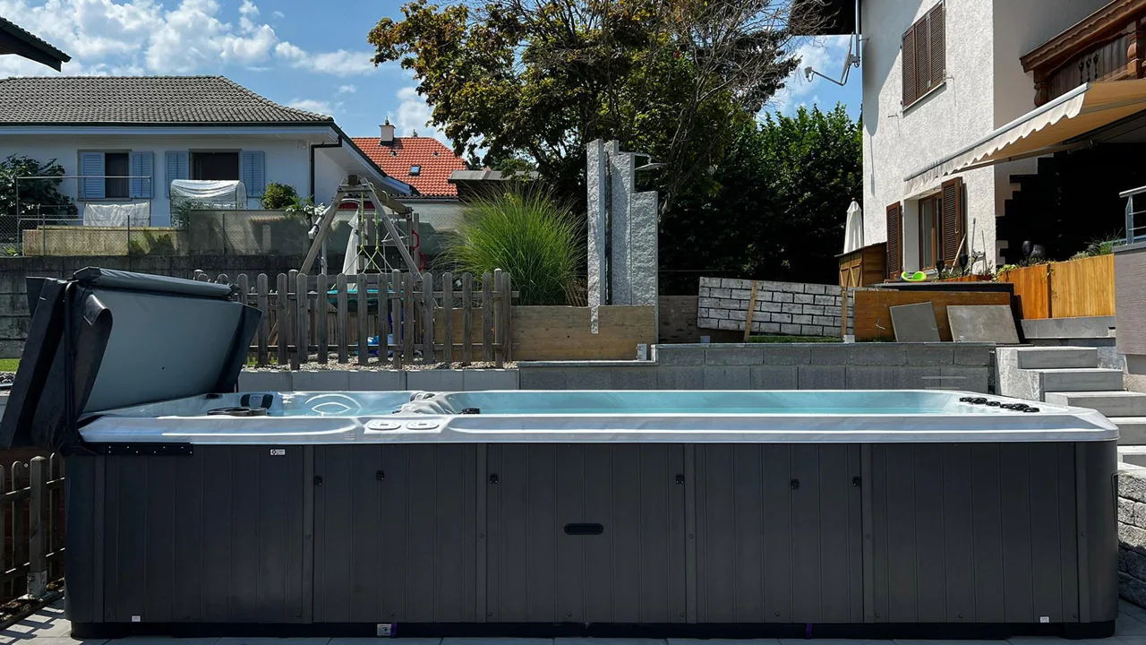 Swim spa – Accanto alla casa, tra la terrazza e il giardino.