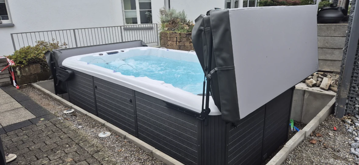 Swim spa in giardino con alzacopertura