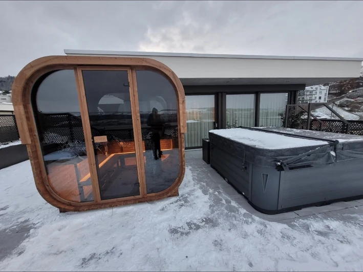 Sauna e idromassaggio coperto su terrazza innevata