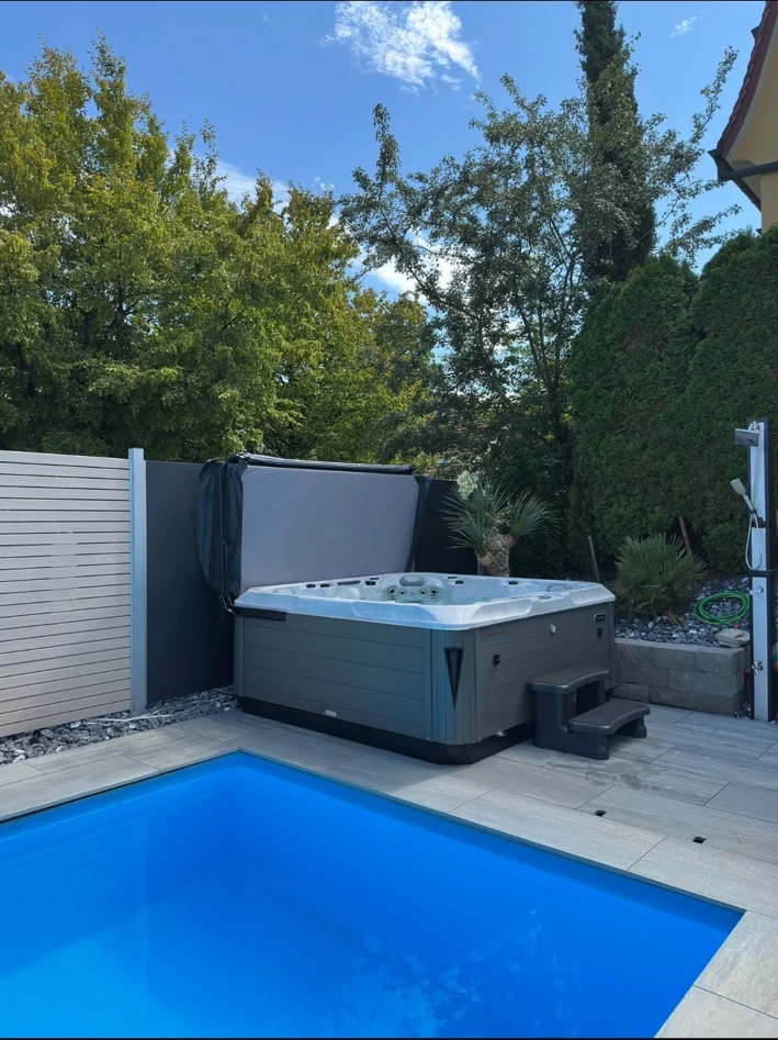 Idromassaggio accanto a una piscina esterna