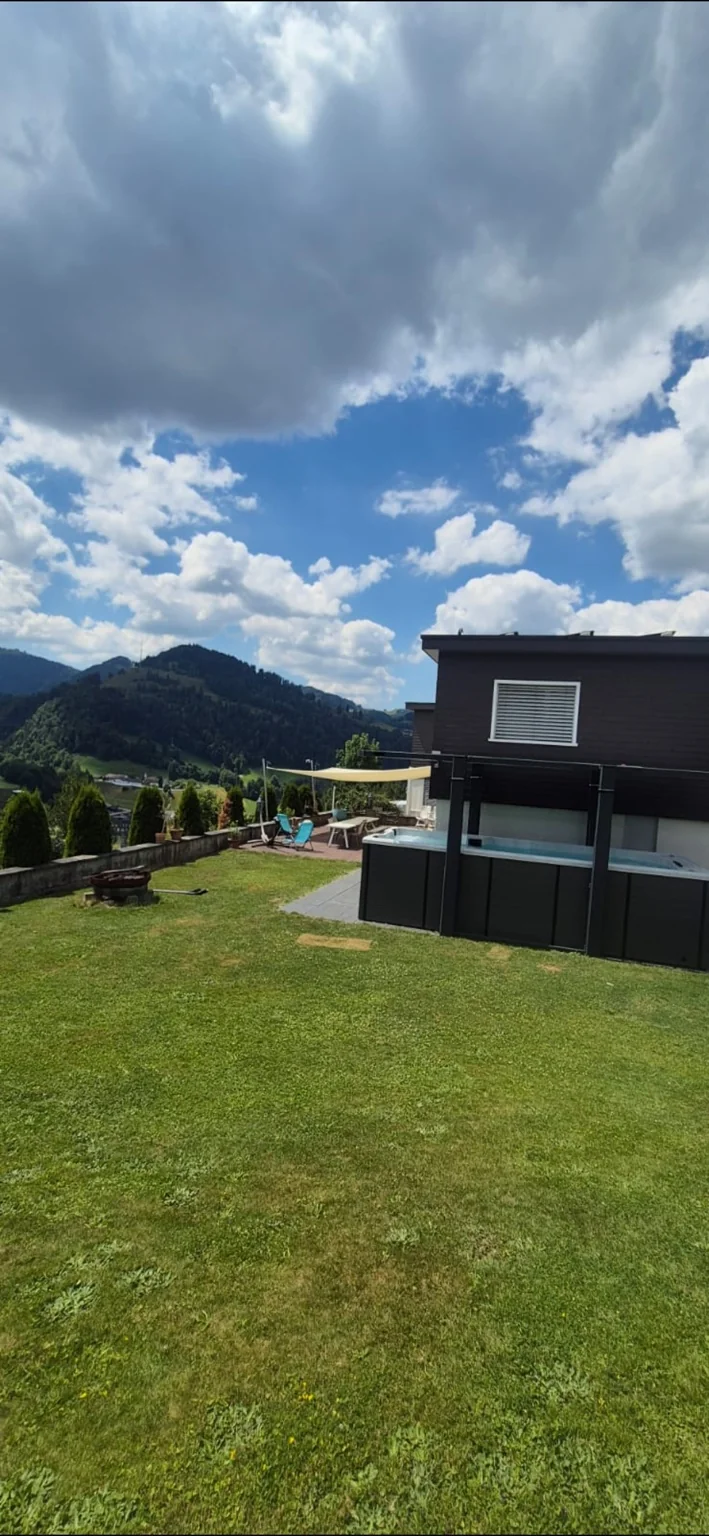 Altra vista dello swim spa con le montagne