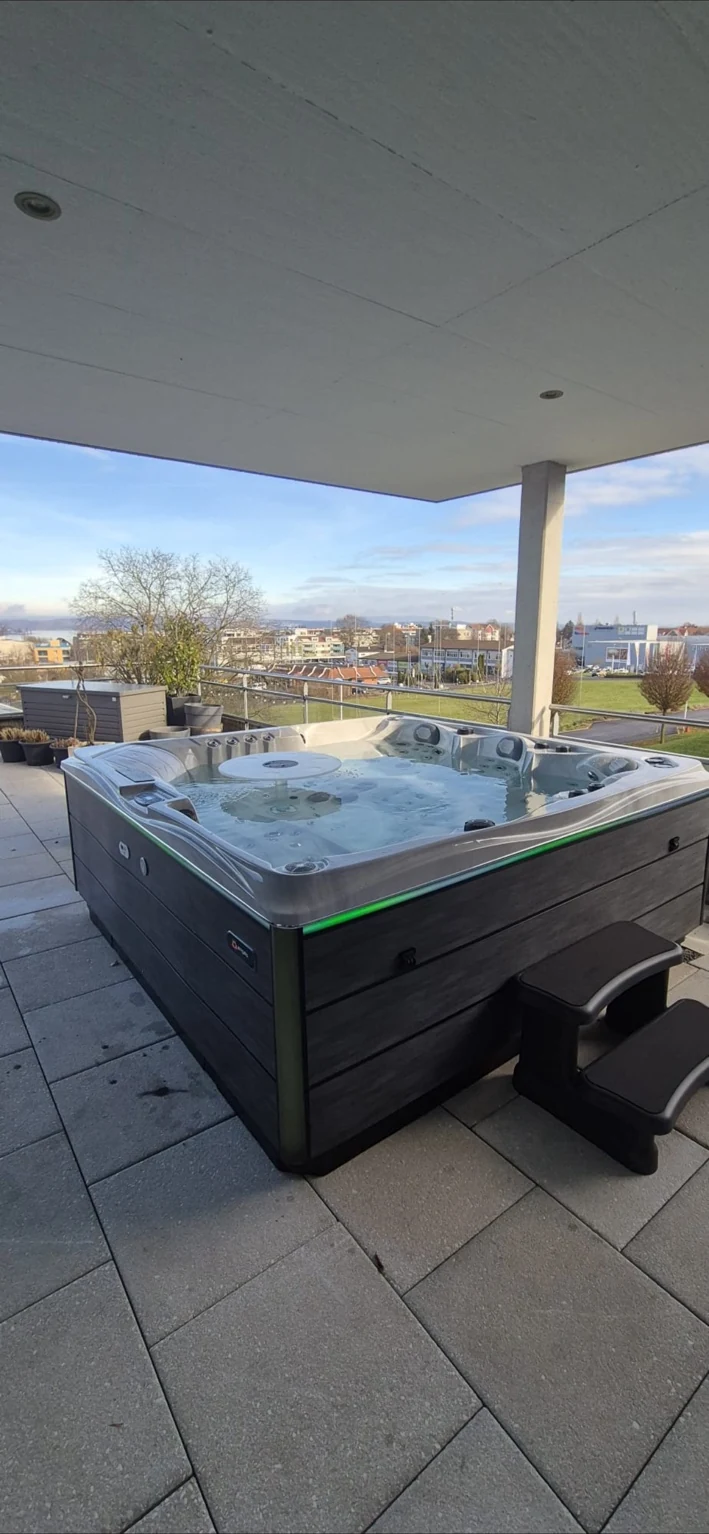 Idromassaggio con LED su terrazza coperta