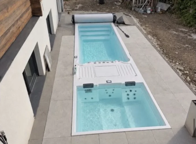 Swim spa incassato con zona idromassaggio separata, visto dall’alto