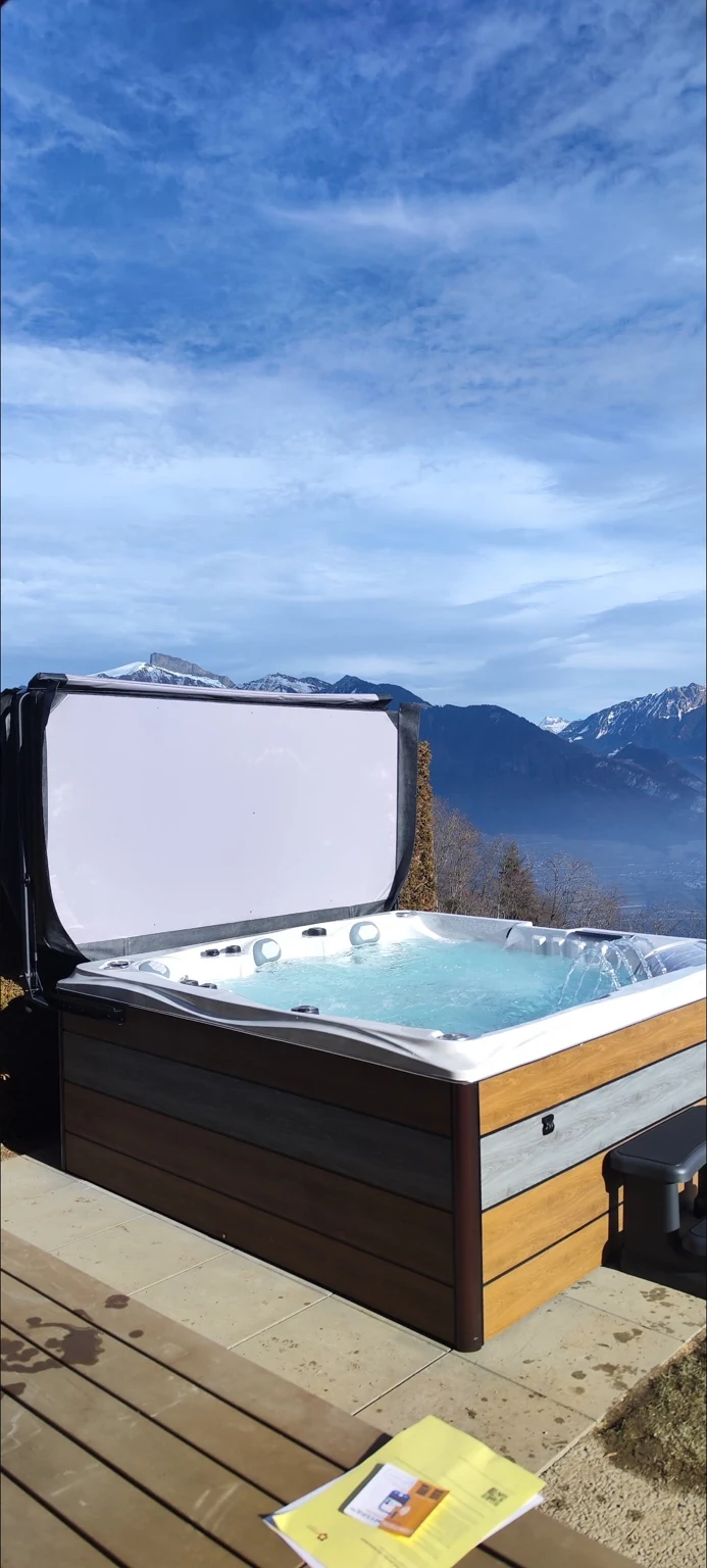 Idromassaggio effetto legno su pavimento in legno con vista montana
