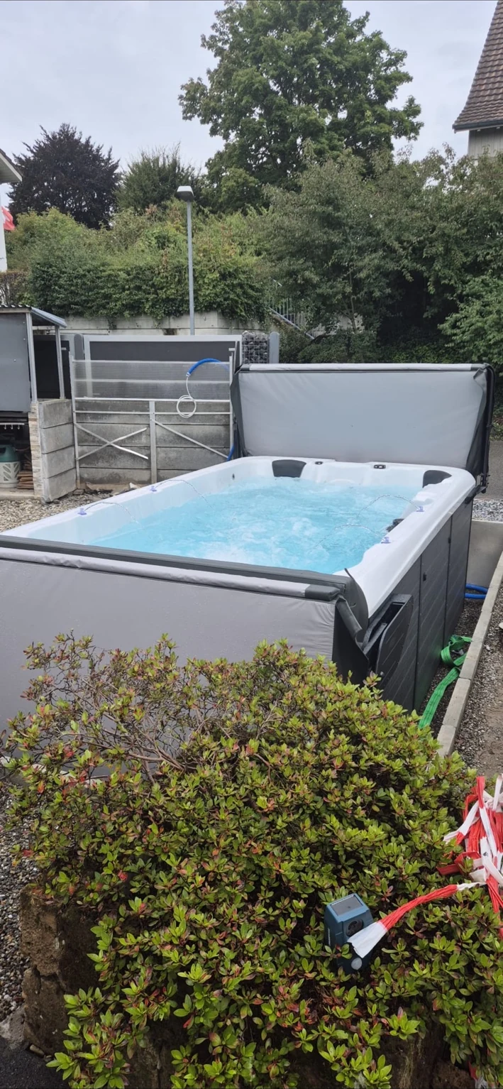 Swim spa dietro una siepe