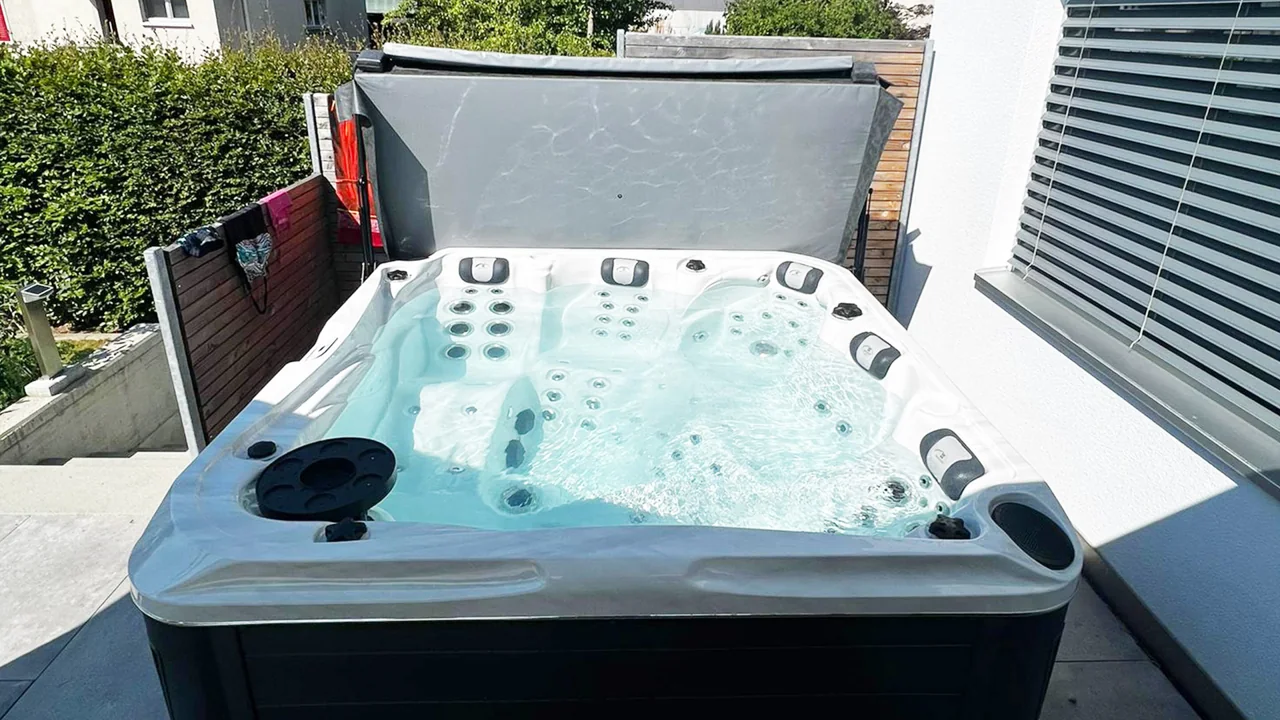 Idromassaggio – Sulla terrazza accanto alla facciata della casa.