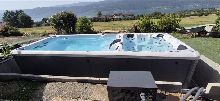 Swim spa a due zone davanti a campagna e lago