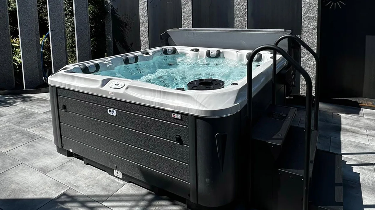 Idromassaggio – Su una terrazza pavimentata con schermatura scura.