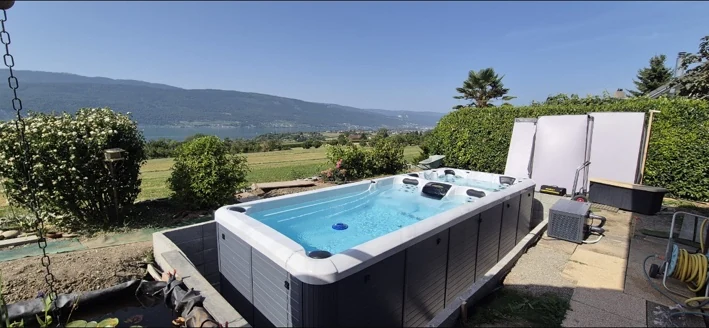 Altra vista dello swim spa a due zone