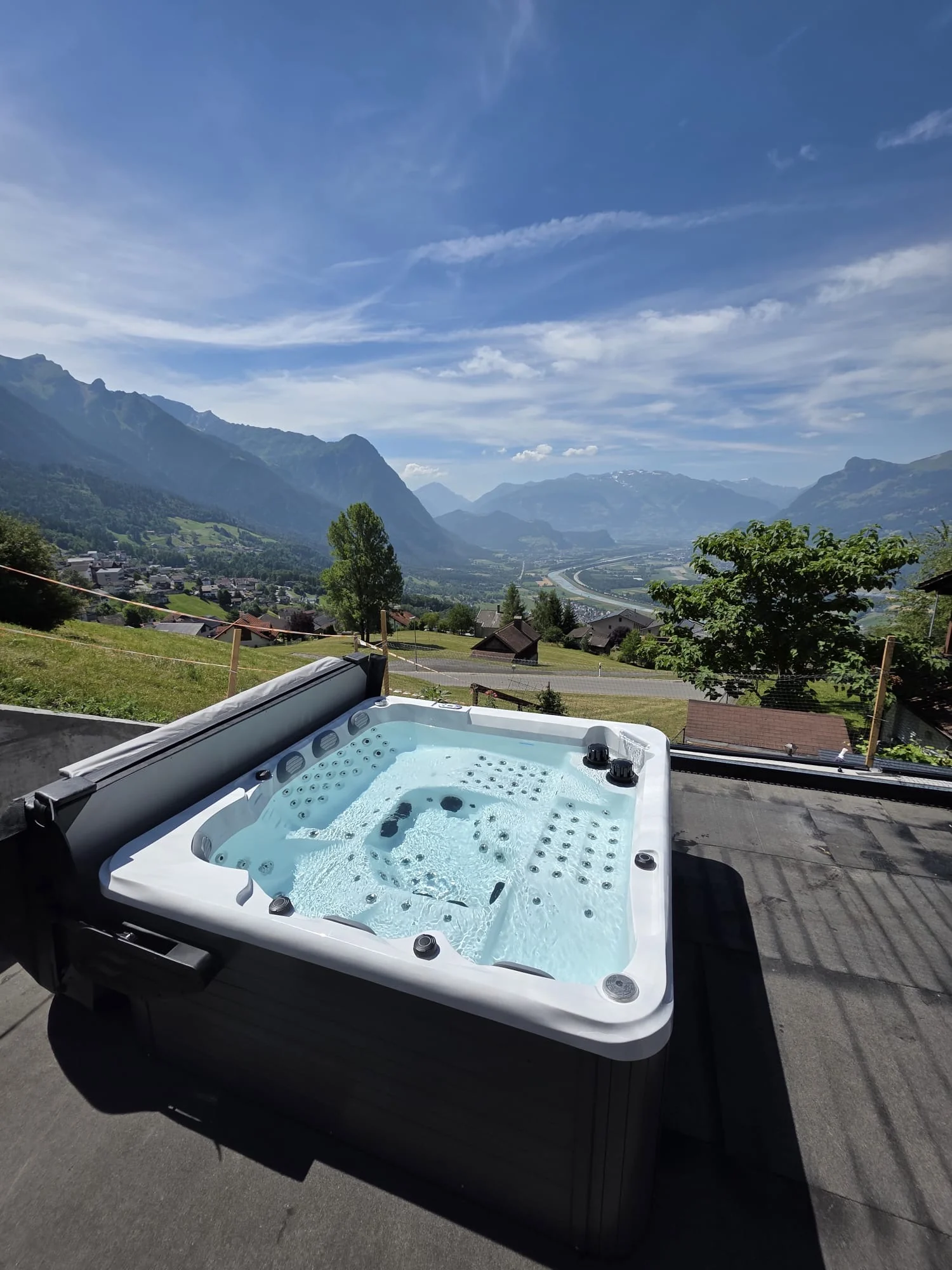 Idromassaggio pieno su una terrazza con vista sulla valle e sulle montagne