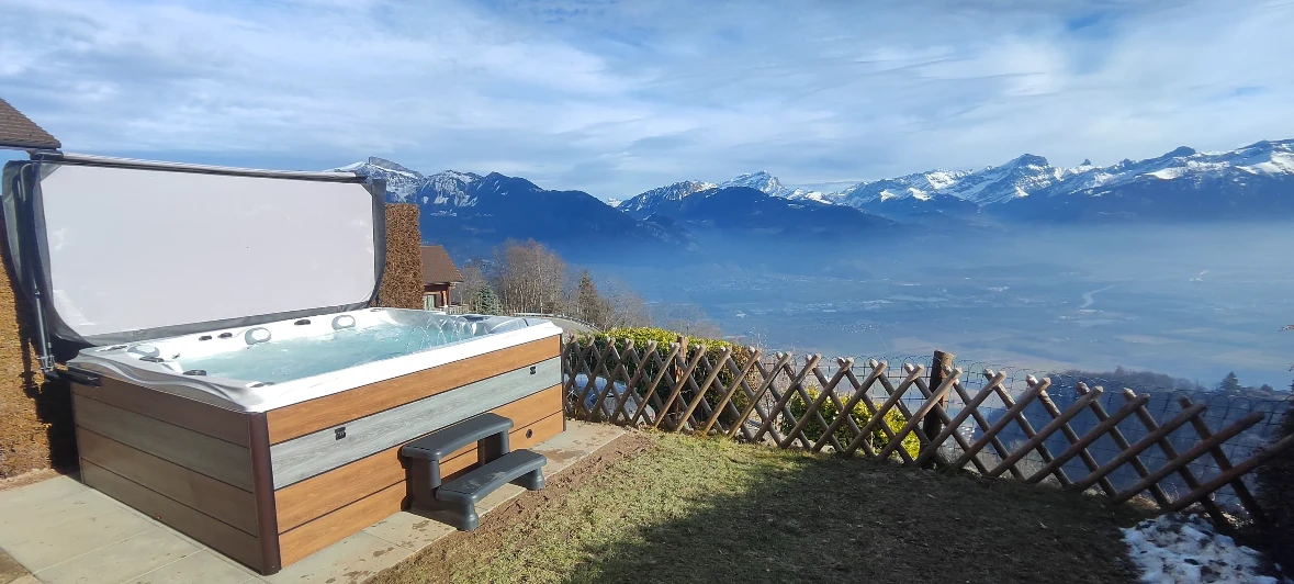 Idromassaggio effetto legno davanti a un panorama innevato