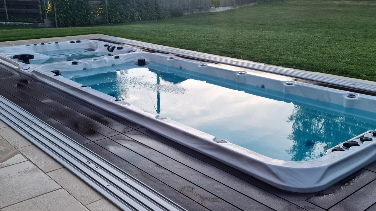 Swim spa – Sulla terrazza, con zona nuoto scoperta.