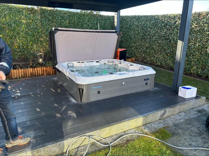 Idromassaggio incassato sotto una pergola
