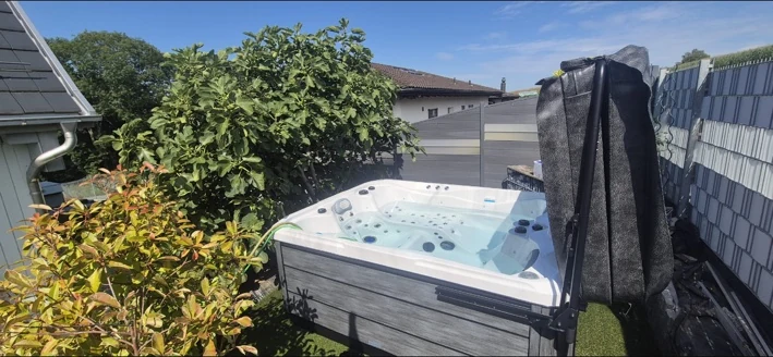 Idromassaggio in giardino accanto a un fico