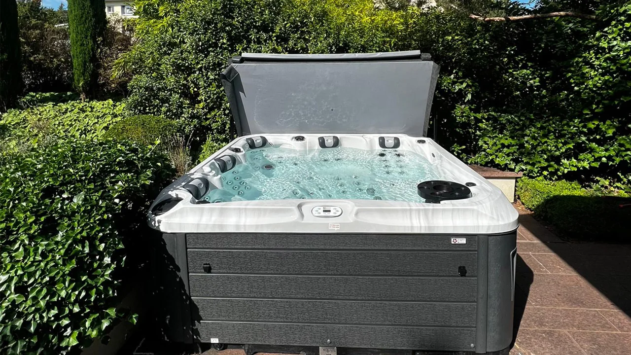Idromassaggio – Tra le aiuole e la terrazza, con vasca aperta.