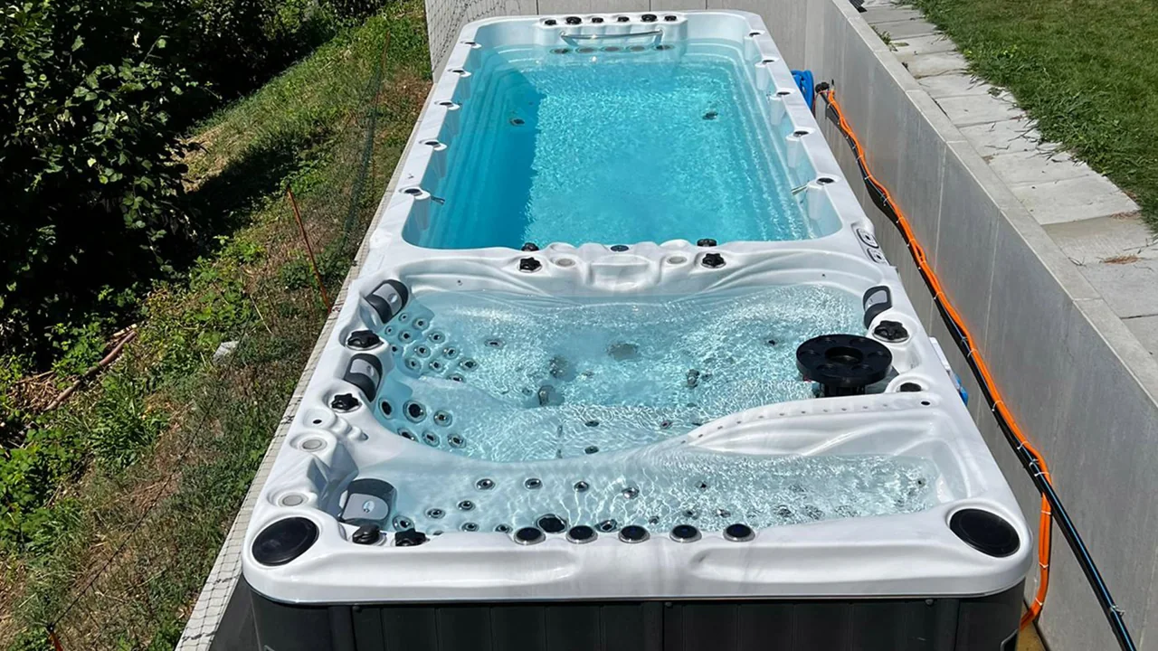 Swim spa – Con zona nuoto visibile e area sedute distinta.