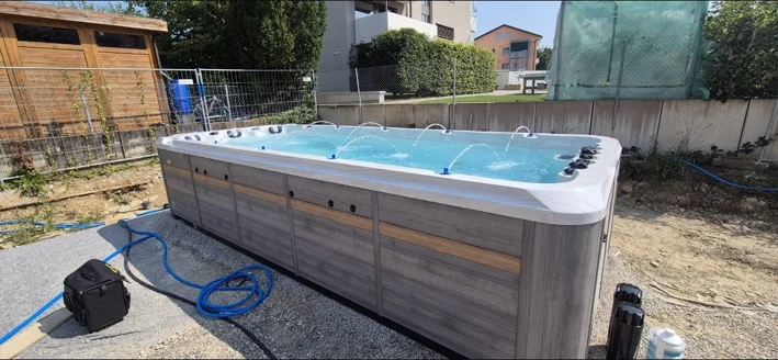 Swim spa lungo visto dall’alto
