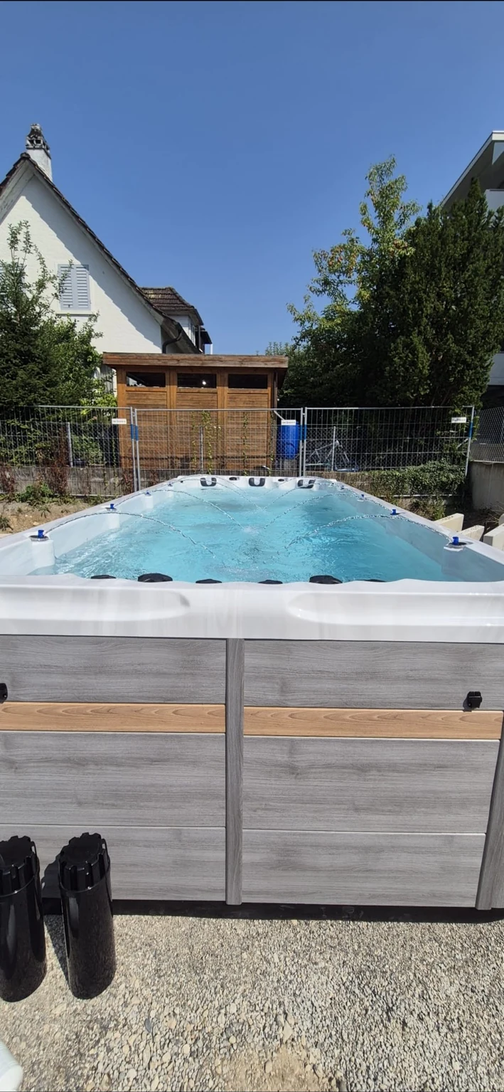 Swim spa con listelli in legno in giardino